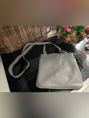 ✨Hotter Light Gray Pebbled Leather Crossbody Bag✨Like New Condition